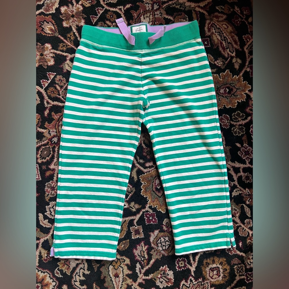 Mini Boden white and green striped cropped sweatpants, size 11y